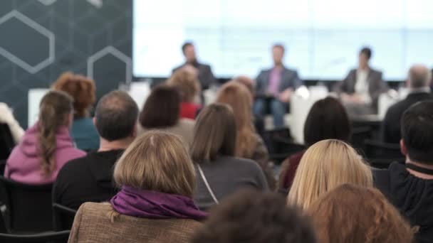 Audience listens to the lecturer — Stock Video