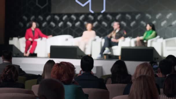 Ponentes discutiendo problemas de negocios en el auditorio — Vídeos de Stock