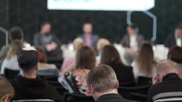 El público escucha al conferenciante — Vídeo de stock