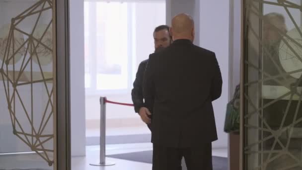 Personnel de sécurité contrôlant la porte d'entrée dans le centre d'affaires — Video