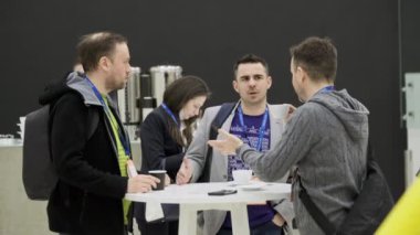 İş arkadaşları konferans merkezinde mola sırasında iletişim kuruyor