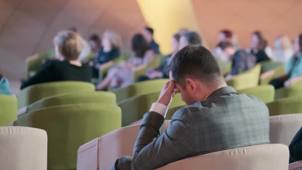 Audience listens to the lecturer at conference hall — Stock Video