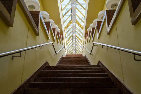Лестница со светильниками под стеклянным потолком — стоковое фото