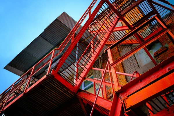 Лестница снаружи обветшалого кирпичного здания — стоковое фото