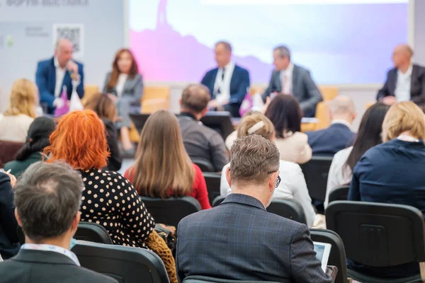 Ponentes discutiendo problemas de negocios en el auditorio — Foto de Stock