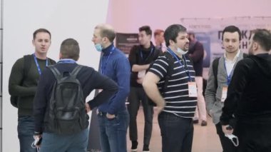 Konferans merkezinde iletişim kuran iş adamları