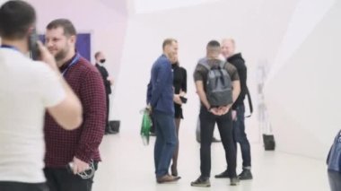 Konferans merkezinde iletişim kuran iş adamları