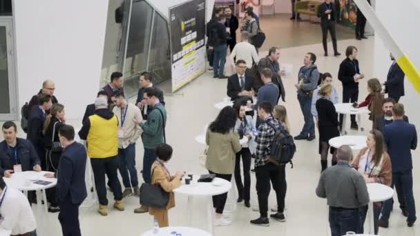 Grupo de pessoas fazendo coffee break durante a conferência — Vídeo de Stock