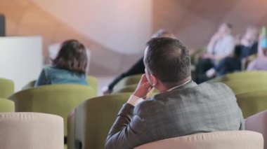 Seyirciler konferans salonundaki hocayı dinliyor.