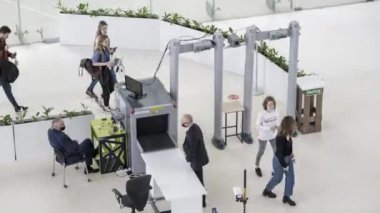 Güvenlik kapılarından geçen insanlar.