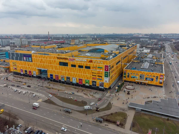 Au-dessus du centre commercial contemporain avec des murs jaunes et des bannières situées sur la rue de la ville — Photo