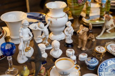 Piyasada çeşitli seramik hediyelik eşyalar.