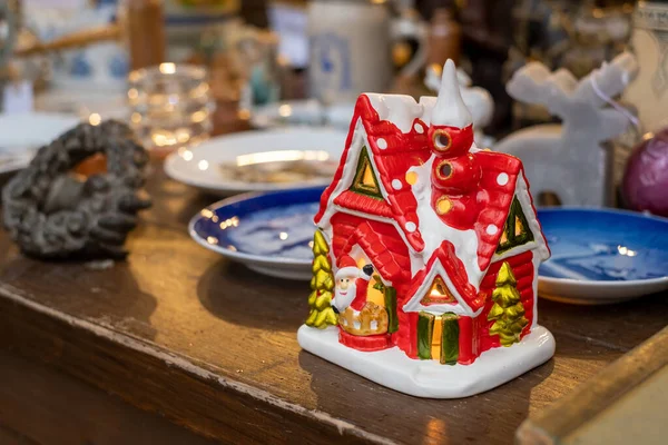 Liten jul hus på bås på marknaden — Stockfoto