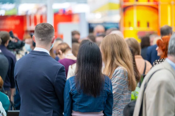 Biznesmeni czekają na konferencję w hali — Zdjęcie stockowe