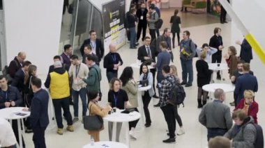 Konferans sırasında kahve molası veren bir grup insan.