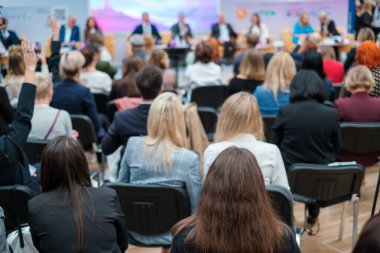 Konferans sırasında sunumu dinleyen isimsiz kişiler
