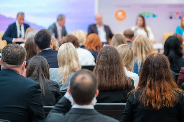 Anonieme mensen luisteren naar presentatie tijdens conferentie — Stockfoto