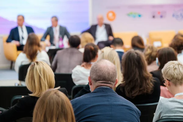 Sprekers bespreken zakelijke problemen in het auditorium — Stockfoto