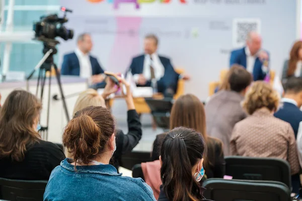 Relatori che discutono problemi di business in auditorium — Foto Stock