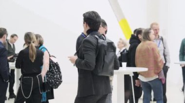 Konferans merkezinde iletişim kuran iş adamları