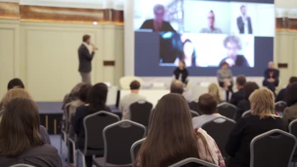 El público escucha al conferenciante — Vídeos de Stock