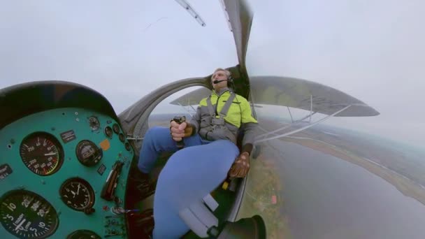 Hombre pilotando avión sobre el campo — Vídeo de stock