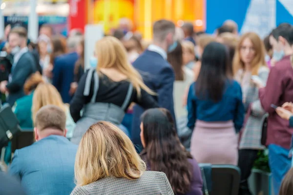 Persone anonime che ascoltano la presentazione durante la conferenza — Foto Stock