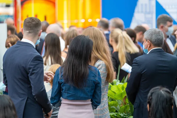 Persone irriconoscibili che si riuniscono in tutto durante la conferenza — Foto Stock