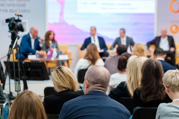 Palestrantes discutem problemas de negócios no auditório — Fotografia de Stock