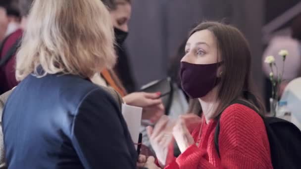 Maszkos nők csoportja kommunikál a konferenciateremben — Stock videók