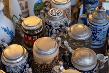 Yerel pazarda seramik bira bardakları.