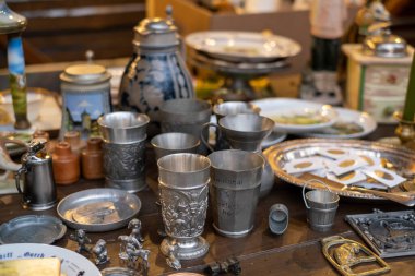 Hediyelik eşya pazarında çeşitli masa eşyaları var.