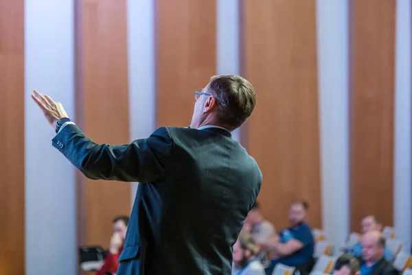 Mannelijke presentator spreekt tot publiek op seminar — Stockfoto