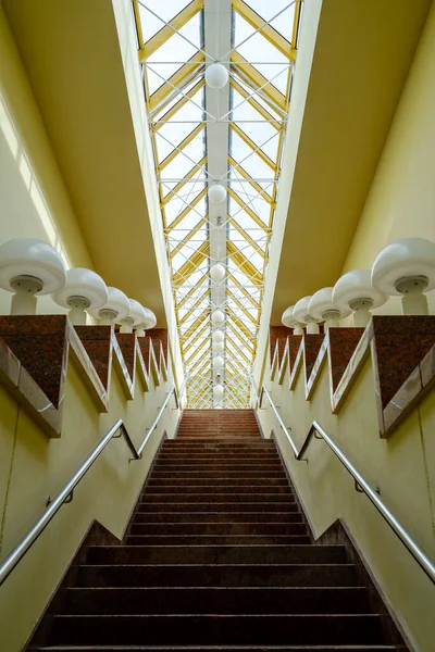 Escalera con lámparas bajo techo de cristal —  Fotos de Stock