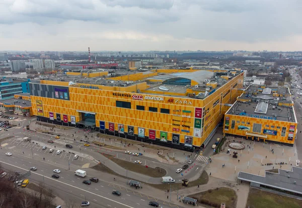 Von oben zeitgenössisches Einkaufszentrum mit gelben Wänden und Bannern auf der Straße der Stadt — Stockfoto