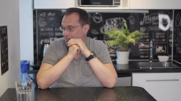 Pria bahagia berbicara dengan teman di dapur — Stok Video