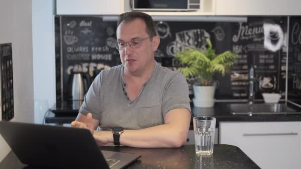 Masculino usando laptop na cozinha — Vídeo de Stock