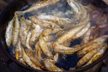 Kızgın yağda kızaran balıklar.