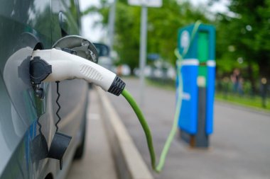 Elektrikli araba şarj istasyonunda