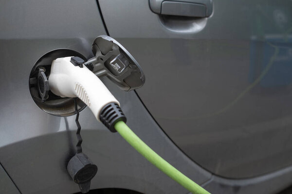 Электромобиль на зарядной станции