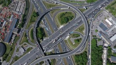 Endüstriyel tesislerin yakınında çok katlı bir kavşak