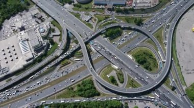 Endüstriyel binaların yakınında yoğun bir kavşak var.