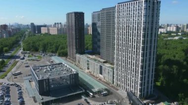 Yoğun caddede yüksek binalar