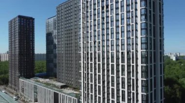 Yaz gününde modern apartman binası