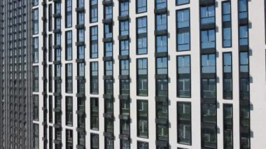 Pencereleri ve balkonları olan modern bina