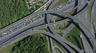Yazın kenar mahallelerde yoğun çok katlı kavşak
