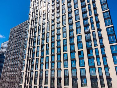 Pencereleri ve balkonları olan modern bina