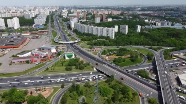 Carreteras ocupadas cerca del distrito residencial — Vídeo de stock