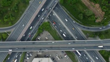 Şehrin kenar mahallelerinde çok katlı bir kavşak