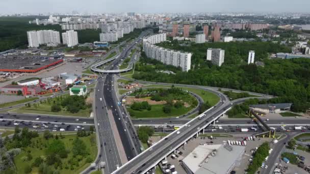 Carreteras ocupadas cerca del distrito residencial — Vídeo de stock